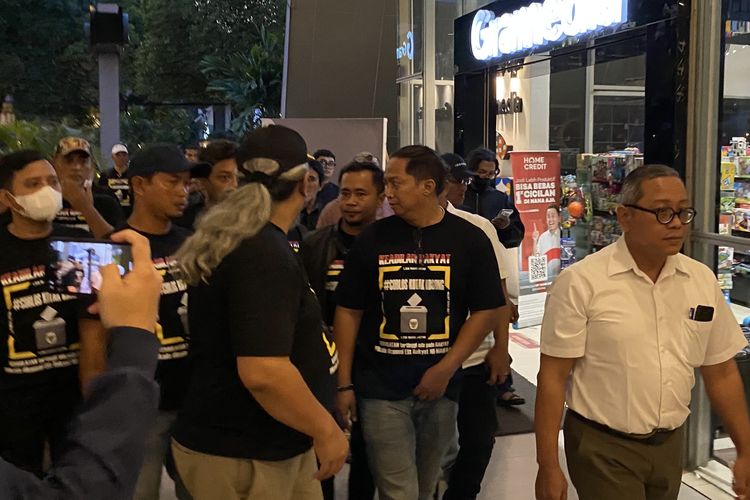 Relawan kotak kosong saat datangi lokasi debat perdana Pilkada Surabaya, Rabu (16/10/2024).