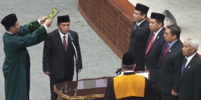 Politisi Golkar Ade Komarudin saat dilantik sebagai Ketua DPR RI dalam rapat paripurna DPR di Kompleks Parlemen Senayan, Jakarta, Senin (11/1/2016).