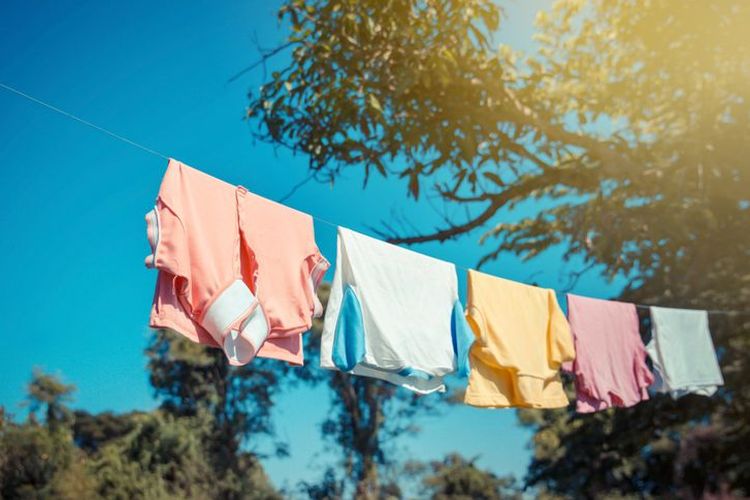 Ilustrasi menjemur pakaian di dalam ruangan.