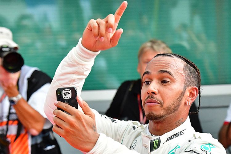 Pebalap Mercedes Lewis Hamilton melakukan swafoto saat merayakan kemenangannya dalam balapan Formula 1 (F1) GP Jerman yang berlangsung di Hockenheimring, Hockenheim, Jerman, Minggu (22/7/2018). Kemenangan diraih pebalap Mercedes Lewis Hamilton secara dramatis setelah mengawali balapan dari urutan ke-14.