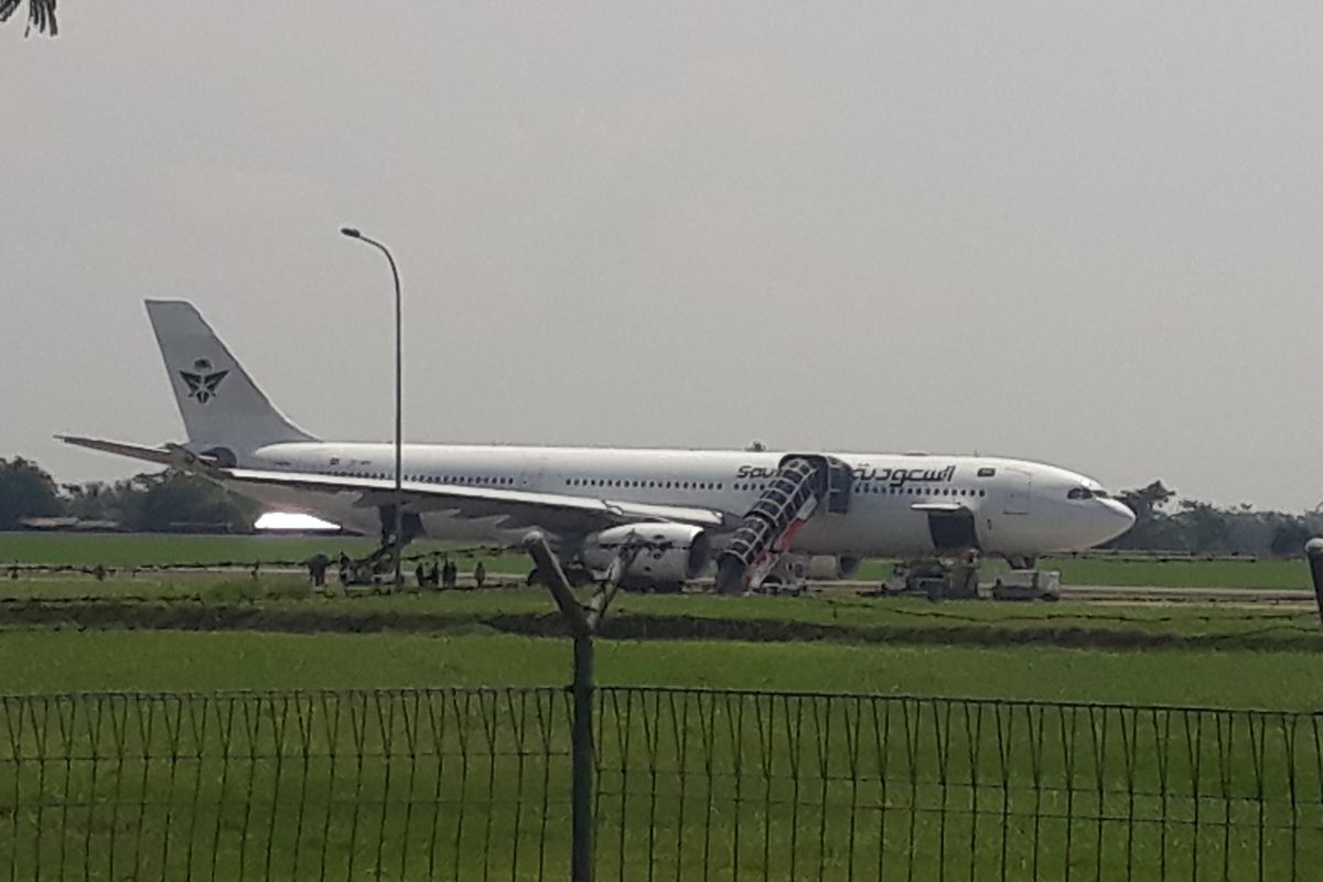 Pesawat Saudi Airlines SVA5688 Rute Jeddah, Arab Saudi saat berada  di Bandara International Kualanamu (KNO), Deli Serdang, Sumatera Utara, Sabtu (20/6/2025).
