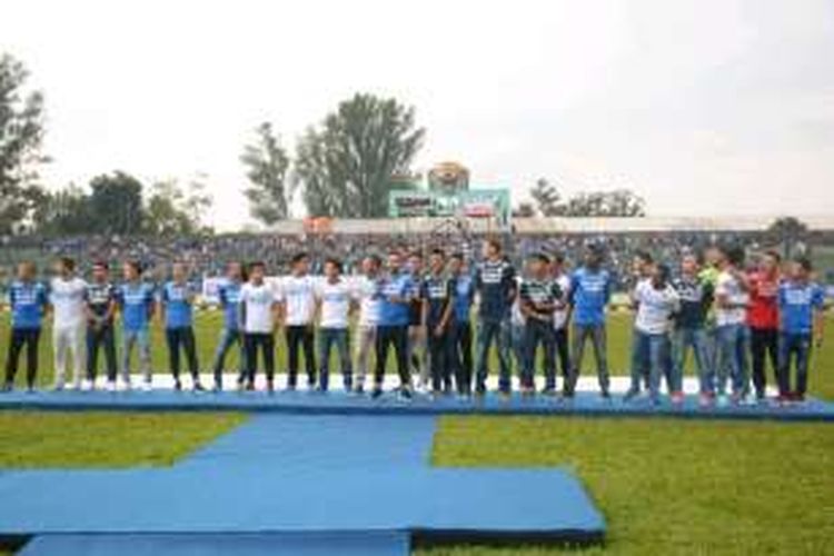 Para pemain Persib Bandung saat menjalani sesi pemotretan dalam acara launching tim Persib sebagai bentuk kesiapan menghadapi Kejuaraan Sepak Bola Torabika 2016 di Stadion Siliwangi, Sabtu (23/4/2016)