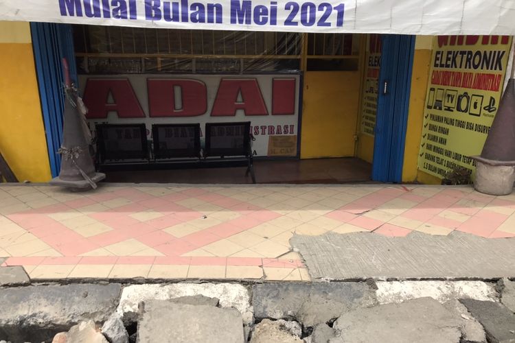 Trotoar yang dilapisi keramik di pinggir Jalan Margonda Raya, Depok, Jawa Barat pada Kamis (25/11/2021) siang.