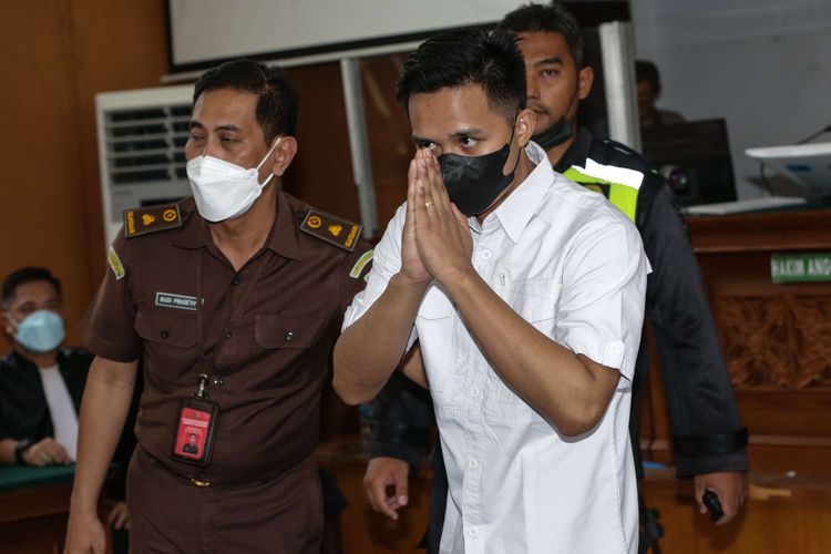 Terdakwa kasus dugaan pembunuhan berencana terhadap Nofriansyah Yosua Hutabarat atau Brigadir J, Richard Eliezer menjalani sidang vonis di Pengadilan Negeri Jakarta Selatan, Rabu (15/2/2023).