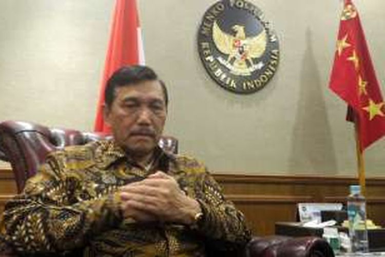 Menteri Koordinator bidang Politik, Hukum dan Keamanan Luhut Binsar Pandjaitan, saat memberikan keterangan usai rapat koordinasi pembebasan sandera tujuh WNI, di kantor Kemenko Polhukam, Jakarta Pusat, Jumat (1/7/2016).