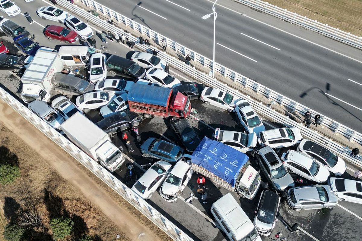 Foto udara yang menunjukkan tabrakan multi-kendaraan di Jembatan Sungai Kuning Zhengxin di Zhengzhou, Tiongkok, pada 28 Desember 2022. Pada Sabtu (5/2/2023), terjadi kecelakaan di China lagi yang melibatkan banyak kendaraan hingga 49 unit.