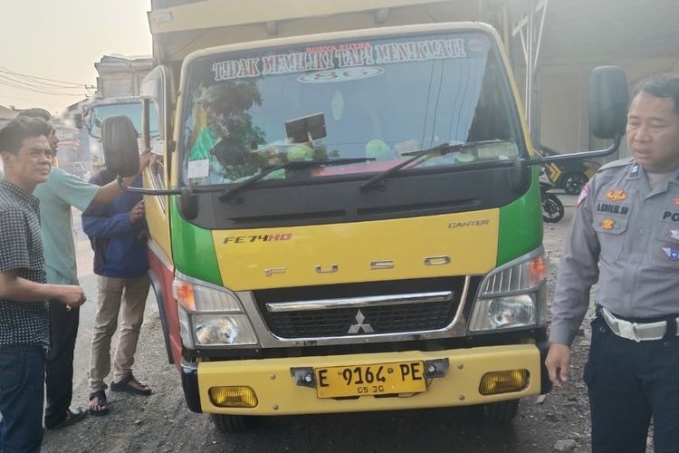 Truk Berhenti Mendadak di Tengah Jalur Pantura Indramayu, Sopirnya Ternyata Meninggal