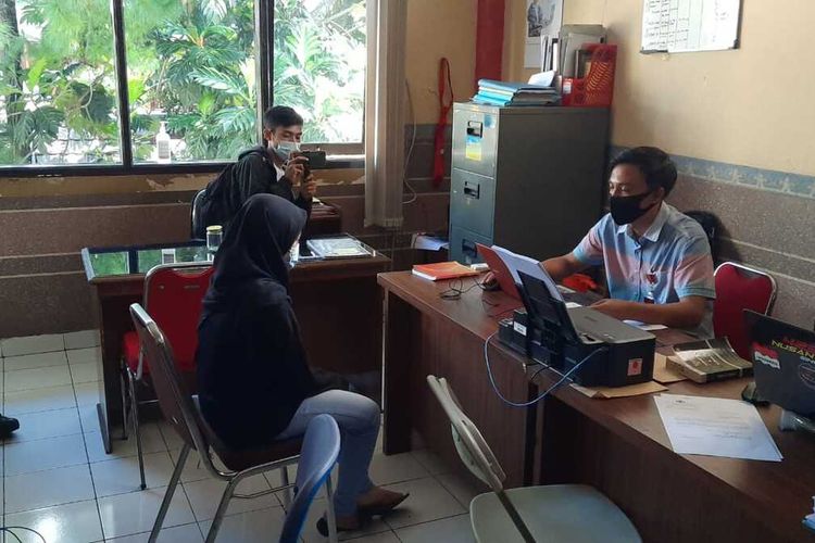 Seorang perempuan muda asal Cineam, Kabupaten Tasikmalaya, yang membuang bayi sampai dimakan seekor anjing diperiksa di ruang Satreskrim Polresta Tasikmalaya, Kamis (15/4/2021).