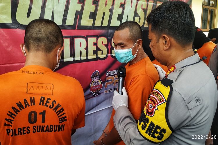 Kepala Polres Sukabumi AKBP Dedy Darmawansyah bertanya kepada kedua pelaku pencurian uang ATM Bank Mandiri saat konferensi pers di Palabuhanratu, Sukabumi, Jawa Barat, Senin (26/9/2022).