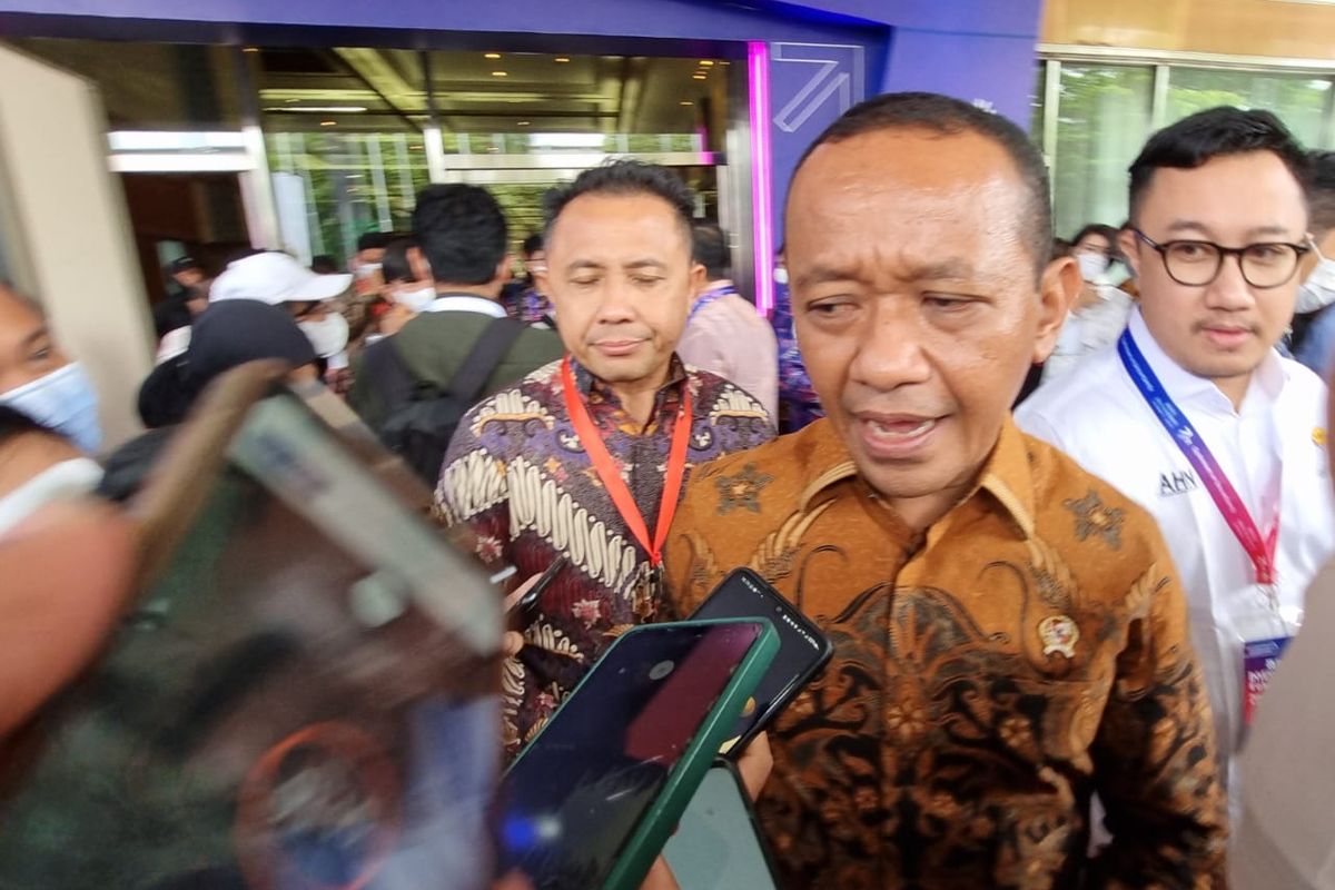 Menteri Investasi dan Kepala Badan Koordinasi Penanaman Modal (BKPM) Bahlil Lahadalia saat ditemui di Jakarta Convention Center,  Selasa (11/10/2022). Pemerintah mengajak investor untuk berinvestasi di industri aspal di Buton, Sulawesi Tenggara.