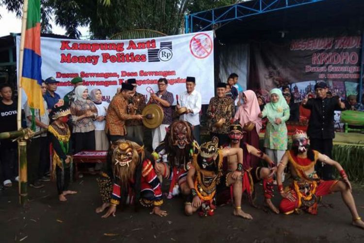 Sebuah kampung di kaki gunung Merapi, tepatnya di Dusun Sawangan, Desa Sawangan, Kabupaten Magelang, Jawa Tengah, dideklarasikan sebagai Kampung Anti-Money Politic. Deklarasi itu sebagai benteng terhadap praktik suap-menyuap menjelang Pemilihan Kepala Daerah (Pilkada) 2018 ini.