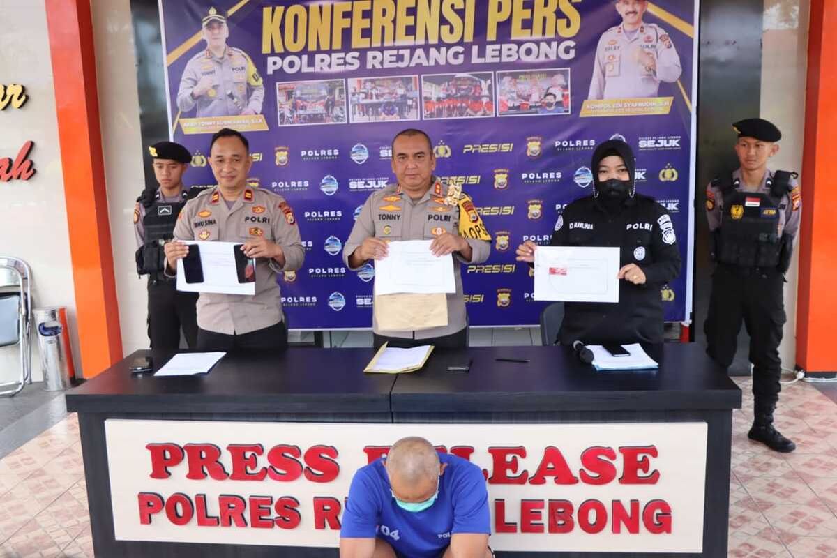 Seorang kepala sekolah SMP IM (52) di Kabupaten Rejang Lebong, Provinsi Bengkulu ditangkap polisi karena melakukan dua kali persetubuhan bersama seorang siswi SMP DPS (15) di ruang kerjanya. Pelaku ditangkap Jumat (17/2/2023).