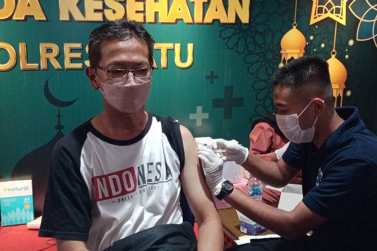 Salah satu peserta mengikuti gebyar vaksinasi Ramadhan di dekat Pos Polisi Alun-Alun Kota Batu, Jawa Timur di hari pertama pelaksanaan kegiatan pada Rabu (6/4/2022) malam.
