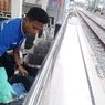 Aksi Heroik Petugas Kebersihan Stasiun Sumbar Selamatkan ODGJ yang Adang KA