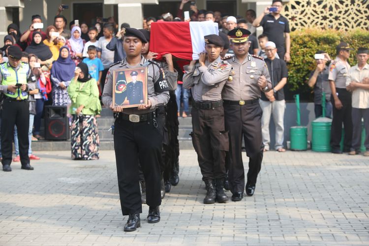 Polres Metro Tangerang Selatan saat melakukan upacara penyerahan jenazah almarhum Briptu Ridho Setiawan, di Rumah Duka Kelurahan Bojong Nangka Kecamatan Kelapa Dua, Tangerang, Kamis (25/5/2017). Ridho merupakan salah satu korban bom di Kampung Melayu Jakarta Timur tadi malam, proses pemakamannya akan dilaksanakan di Lampung tempat kelahirannya.