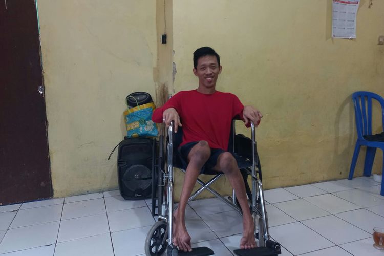 Abdul Latif, pria penyandang disabilitas warga Cipayung, Depok saat ditemui di kediamannya pada Jumat (17/6/2022). Latif mempunyai keinginan membuka usaha counter pulsa, namun niatnya diurungkan akibat uang tabungannya habis dimakan rayab.