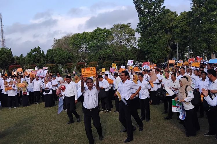 Luapan kegembiraan pegawai honorer di Lumajang usai dipastikan batal dirumahkan