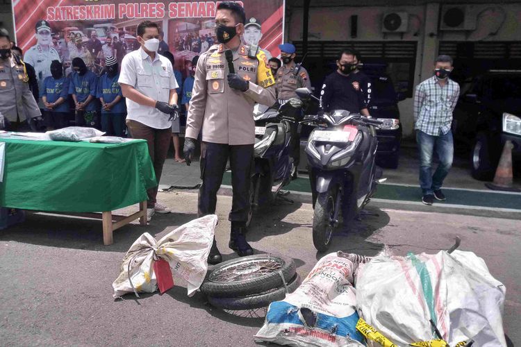 Kapolres Semarang AKBP Ari Wibowo menunjukan sepeda motor dan pretelan sparepart hasil kejahatan.