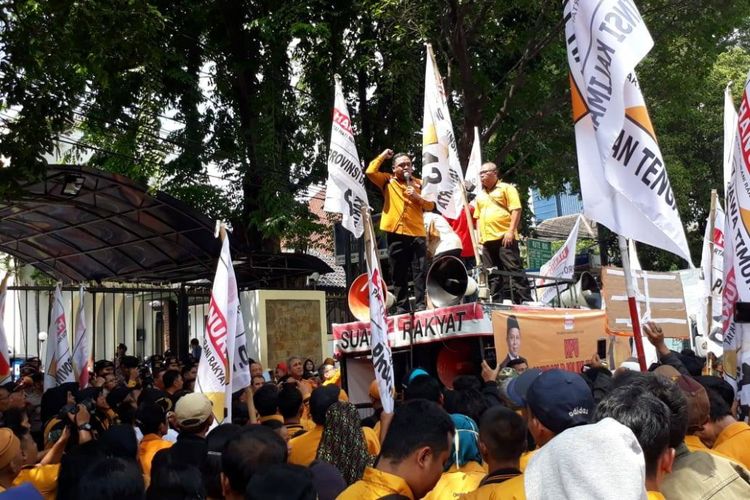 Aksi kader dan simpatisan Partai Hanura di depan kantor KPU.