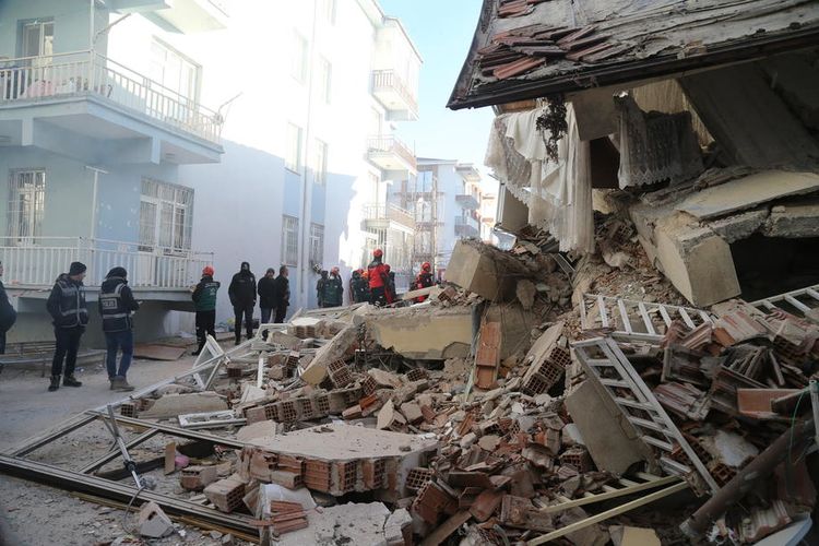 epa08161688 Rescue workers search for survivors in the rubble of a building after an earthquake hit Elazig, Turkey, 25 January 2020. According to reports, twenty people have died and several are injured after a 6.7 magnitude earthquake hit Turkey, also affecting parts of Syria, Georgia and Armenia.  EPA-EFE/STR