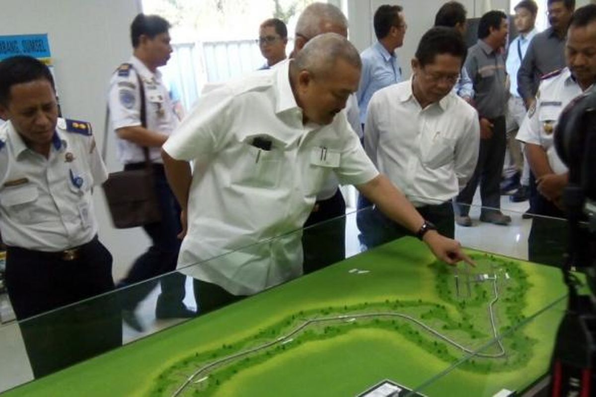 Gubernur Sumatera Selatan Alex Noerdin meninjau maket kereta ringan atau Light Rail Transit (LRT) Palembang, di zona 1 proyek, Palembang, Sumatera Selatan, Kamis (18/8/2016)