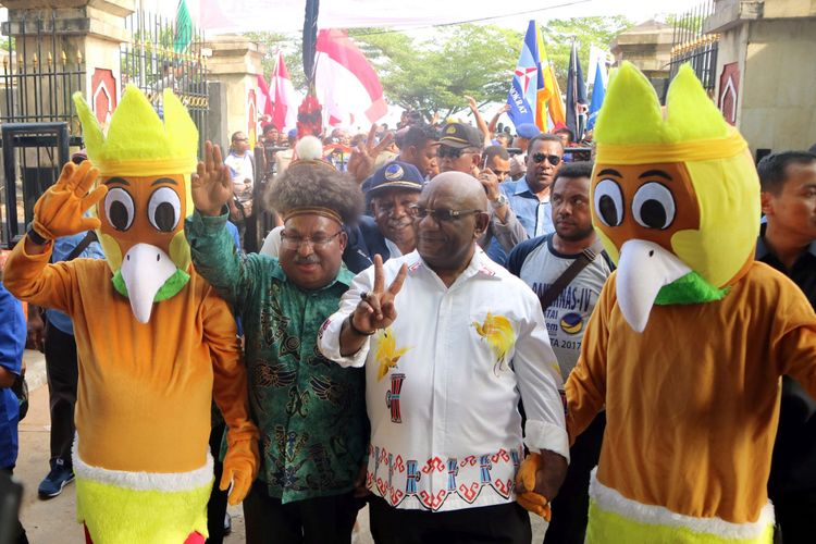 Pasangan Cagub Papua Lukas Enembe (kedua kiri) dan Cawagub Klemen Tinal (kedua kanan) tiba di KPU Papua, untuk melakukan pendaftaran di Jayapura, Selasa (9/1/2018). Pasangan petahana Lukas Enembe dan Klemen Tinal didukung koalisi 10 parpol untuk maju dalam Pilkada Serentak 2018.