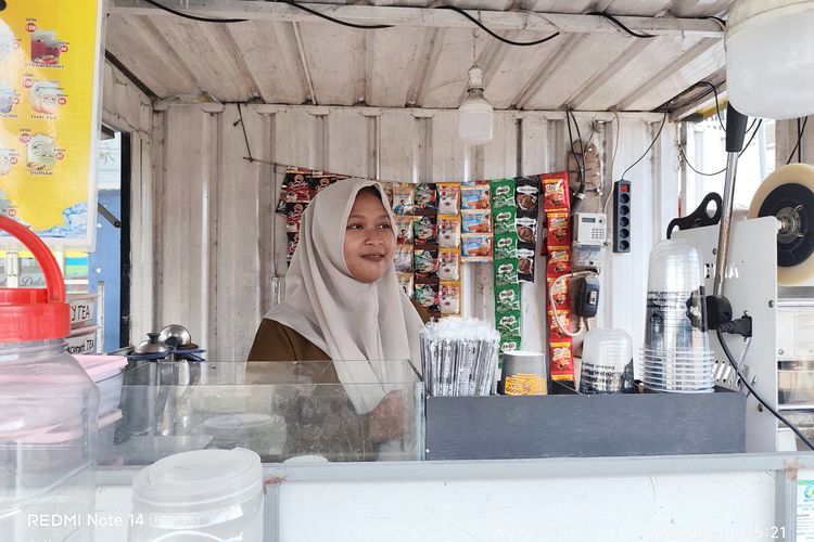 Harga Plastik Meroket, Penjual Minuman-Minuman di Bangkalan Terpaksa Naikkan Harga