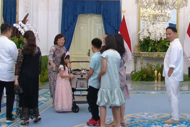 Bobby Kertanegara Curi Perhatian Saat Halalbihalal di Istana