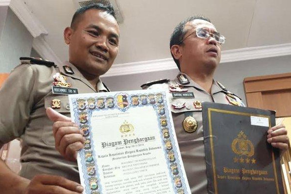 Rochmat Tri Marwoto (41) semasa hidupnya bersama Kombes Pol Frans Barung Mangera menunjukkan piagam penghargaan. Iptu Rochmat Tri Marwoto dikabarkan telah meninggal dunia.