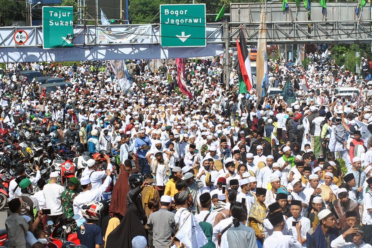 Massa FPI menyambut Rizieq Shihab di jalur Puncak, Simpang Gadog, Ciawi, Kabupaten Bogor, Jawa Barat, Jumat (13/11/2020). Kedatangan Rizieq ke Pondok Pesantren (Ponpes) Alam Agrokultural Markaz Syariah DPP FPI, Megamendung, Kabupaten Bogor untuk melaksanakan salat Jumat berjamaah sekaligus peletakan batu pertama pembangunan masjid di Ponpes tersebut. 