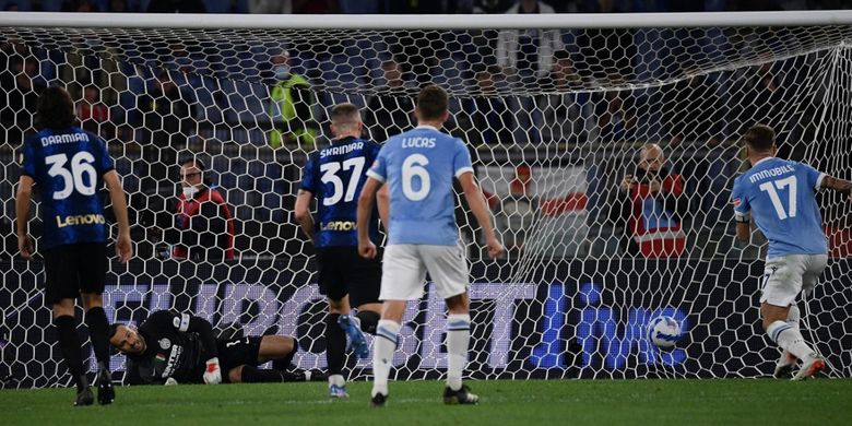 Striker Lazio (kanan) mencetak gol penalti ke gawang Inter Milan pada laga pekan kedelapan Liga Italia 2021-2022 di Stadion Olimpico, Roma, Sabtu (16/10/2021) malam WIB.
