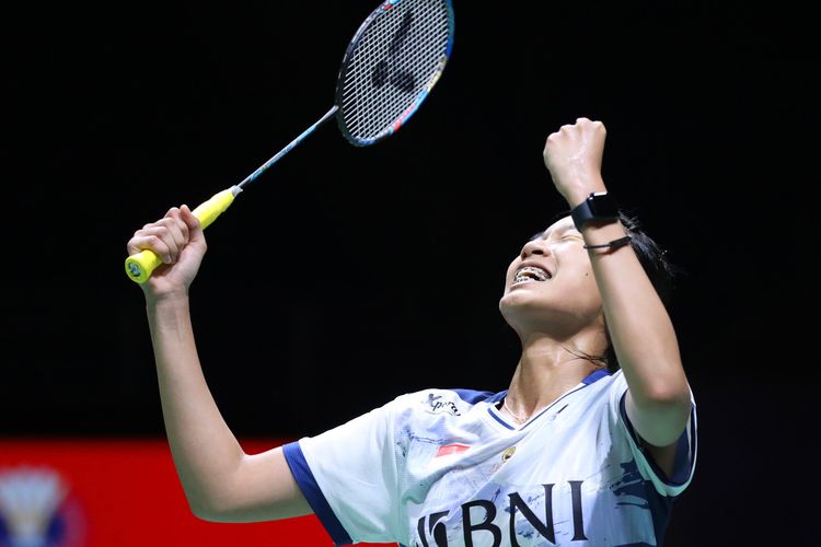 Putri Kusuma Wardani berselebrasi usai mengalahkan Ratchanok Intanon (Thailand) pada babak 16 besar Malaysia Masters 2024 di Axiata Arena, Bukit Jalil, Kuala Lumpur, Malaysia, Kamis (23/5/2024). 