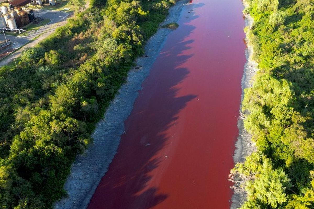 Sungai Berubah Warna Merah Darah dan Bau Busuk, Warga Ngeri