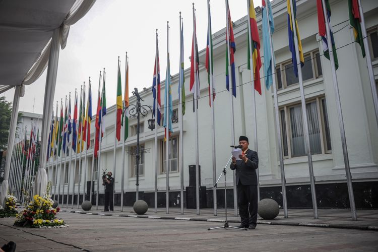 Wakil Gubernur Jawa Barat Uu Ruzhanul Ulum memberikan kata sambutan saat upacara pengibaran bendera peserta Konferensi Asia Afrika di Museum Konferensi Asia Afrika (KAA), Bandung, Jawa Barat, Senin (18/4/2022).