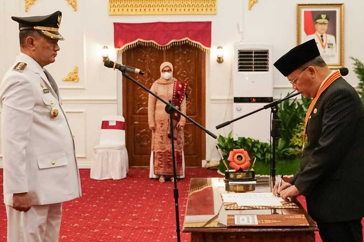 Gubernur Bengkulu Rohidin Mersyah melantik Penjabat Bupati Bengkulu Tengah Heriyandi Roni pada Rabu (25/5/2022).