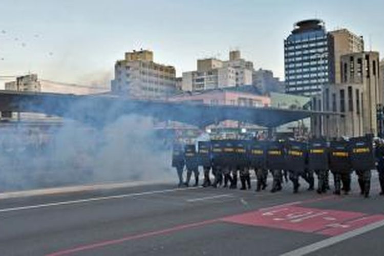 Kepolisian Sao Paulo, Brasil menembakkan gas air mata untuk membubarkan para pengunjuk rasa. Tiga hari menjelang pembukaan Piala Dunia 2014, aksi untuk rasa menentang Piala Dunia masih terjadi di sejumlah kota di Brasil.
