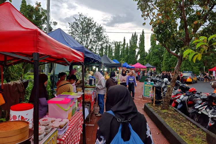 Tempat Ngabuburit sekitar UGM dan UNY sepanjang 1,2 km, mulai dari pintu masuk Masjid Kampus UGM sisi timur hingga lampu merah Jalan Agro, Minggu (26/3/2023).