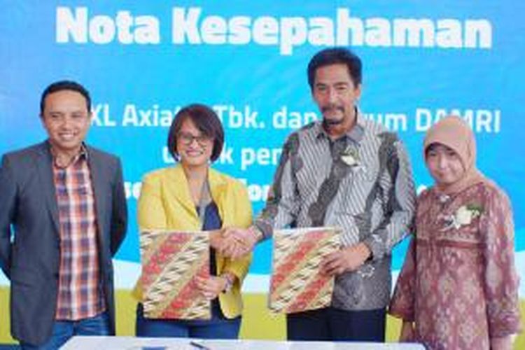 (ki-ka) Digital Service XL, Ongki Kurniawan, Presiden Direktur XL, Dian Siswarini bersama dengan Direktur Utama DAMRI, Agus S. Subrata  dalam acara penandatanganan kerjasama XL-Damri di Jakarta, Jumat (16/10).
