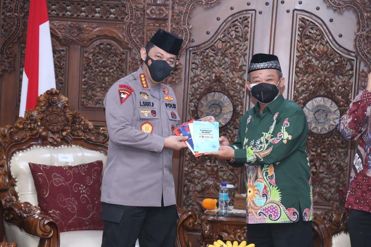 Kapolri Jenderal (Pol) Listyo Sigit Prabowo (kiri) dan Sekretaris Umum (Sekum) Pimpinan Pusat (PP) Muhammadiyah Abdul Muti (kanan) di kantor PP Muhammadiyah, Jakarta, Jumat (29/1/2021).