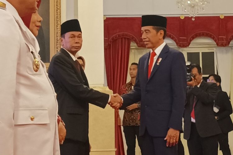 Presiden Joko Widodo saat melantik Nawawi Pomolango sebagai Ketua Komisi Pemberantasan Korupsi (KPK) sementara di Istana Negara, Jakarta, Senin (27/11/2023).