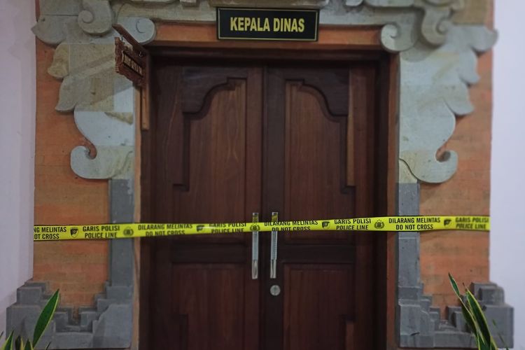 Salah satu kantor Perangkat Daerah atau Dinas (PD) di Pusat Pemerintahan Kabupaten Badung, Bali yang disegel Badan Reserse Kriminal (Bareskrim) Polri. Pemasangan garis polisi ini berkaitan dengan penyelidikan kasus dugaan pemalsuan surat pembangunan tower telekomunikasi./Dok. Istimewa