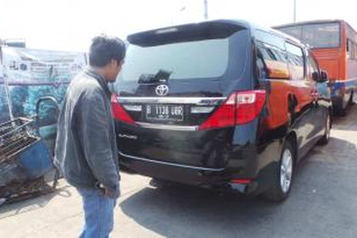 Toyota Alphard B 1138 UOR ini ditilang dan diderek petugas karena melanggar parkir di Jalan Boulevard, Kelapa Gading, Jakarta Utara. Jumat (12/9/2014).