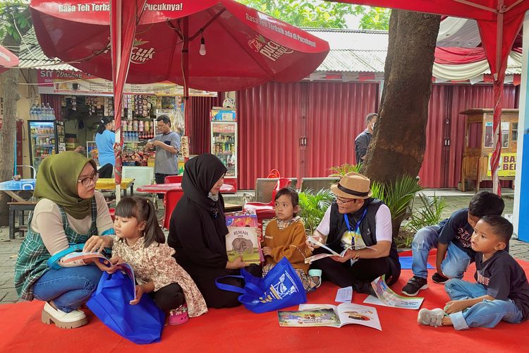 Sekretaris Badan Pengembangan dan Pembinaan Bahasa Badan Bahasa Kemendikbud Ristek, Hafidz Muksin saat membagikan buku ke anak-anak di Terminal Kalideres, Jakarta, Selasa (2/4/2024).