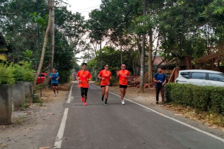 Sejumlah pelari melintas di jalan desa sekitar Candi Borobudur dalam rangka pra BJBM 2017, Minggu (17/9/2017)