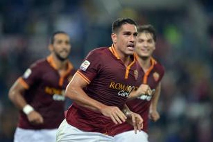 Selebrasi penyerang AS Roma, Marco Borriello, usai membobol gawang Chievo dalam lanjutan Serie-A, Kamis (31/10/2013). 