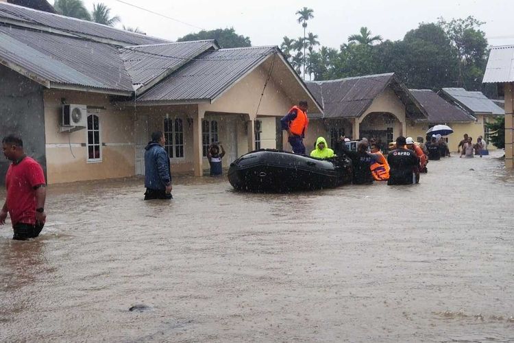 Banjir besar yang terjadi di Kabupaten Natuna, Kepri mengakibatkan 998 rumah terendam dan satu rumah ambruk. Bahkan total kerugian saat ini diperkirakan mencapai Rp 2,5 miliar.