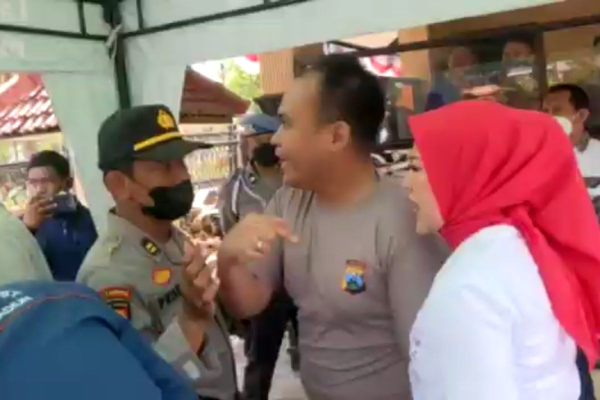 EMOSI—Kasat Lantas Polres Madiun Kota, AKP Dwi Jatmiko emosi hingga melepas baju dinas saat bersitegang dengan wartawan di depan ruang SPKT Polres Madiun Kota, Rabu (17/8/2022) siang. Perwira pertama Polres Madiun Kota itu menuding salah satu wartawan melecehkan istrinya usai mengikuti upacara HUT Ke-77 RI di Alun-Alun Kota Madiun.