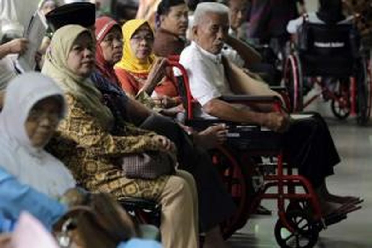Calon pasien menunggu giliran untuk berobat di Rumah Sakit Umum Daerah (RSUD) Pasar Rebo, Jakarta Timur, Kamis (23/5/2013). WEF mencatat tingkat sumber daya manusia Indonesia berada di posisi 53, karena nilai kesehatan dan kebahagian masih rendah.