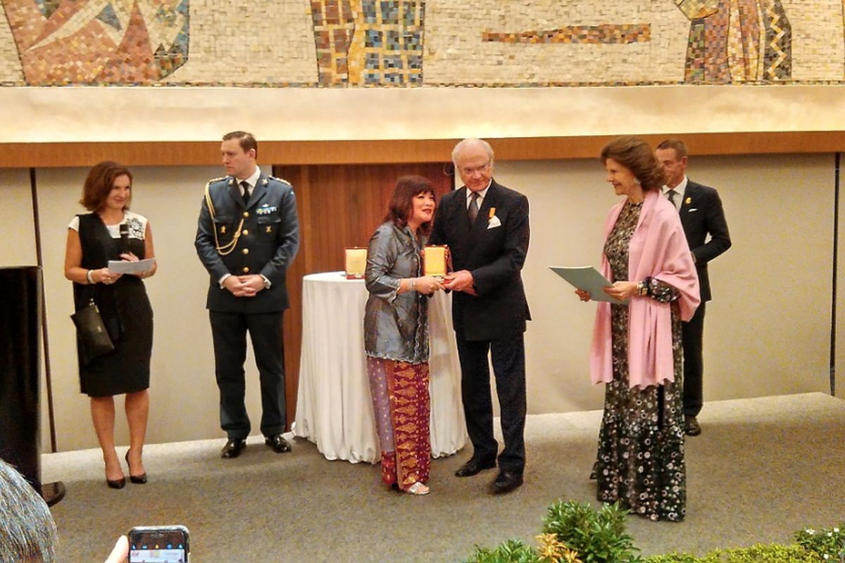 CEO Sintesa Group, Shinta Widjaja Kamdani, menerima penghargaan berupa Commander of The Polar Star. dari Raja Swedia, Carl XVI Gustaf, Selasa (23/5/2017).