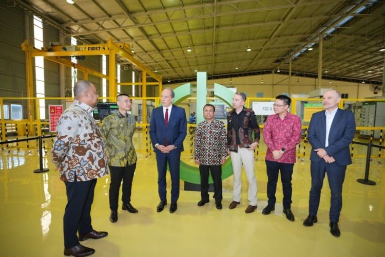 President Director Indonesia & Timor Leste Schneider Electric, Martin Setiawan bersama Duta Besar Prancis untuk Indonesia Fabien Panone dan Direktur Industri Permesinan dan Alat Mesin Pertanian Kementerian Perindustrian Solehan usai meresmikan perluasan pabrik yang berada di Cikarang, Bekasi pada Selasa (24/6/2025). 
